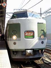 発車を待つ「あさま2号」