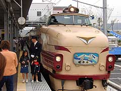 新しい東金沢駅で記念写真