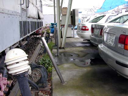 機関車に迫る、レンタカー