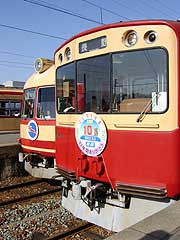 2000系2編成との並び