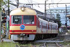 2000系到着