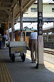 構内で立売