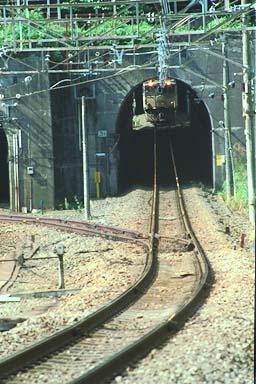 ���R�s�ƂS�s�̊ԂɊ���o�����d�e�U�R