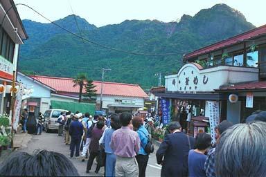 �L�O�ɐؕ��𔃂����߂�s��